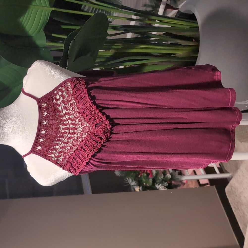 Women's burgundy color sleeveless dressy top